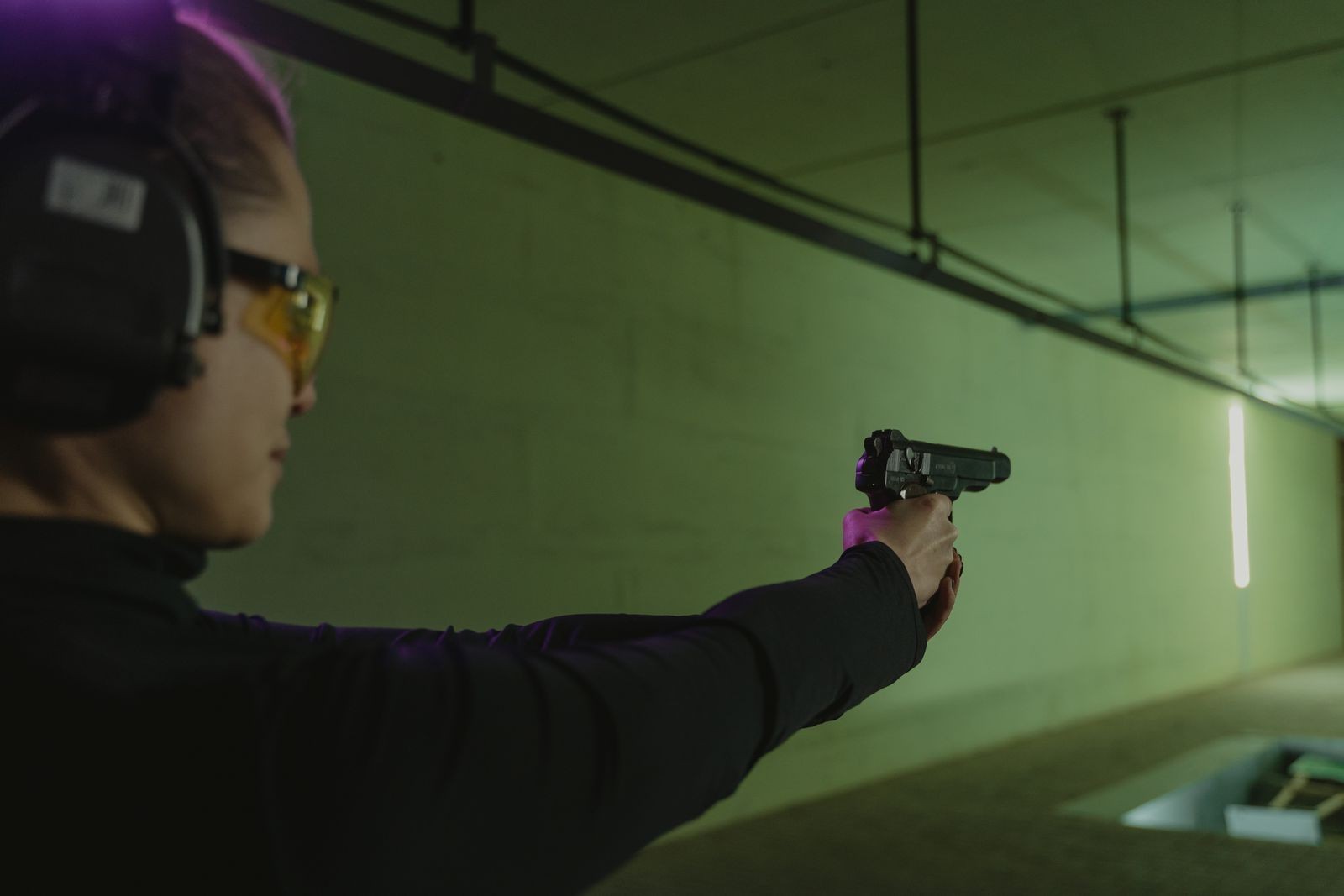 Schutter richt het pistool op de baan